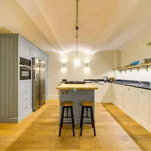 Apartment Super Castle Basement, Edinburgh