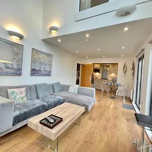 wild-swan-penthouse-apartment-marina.cardiffhotelswales.com/